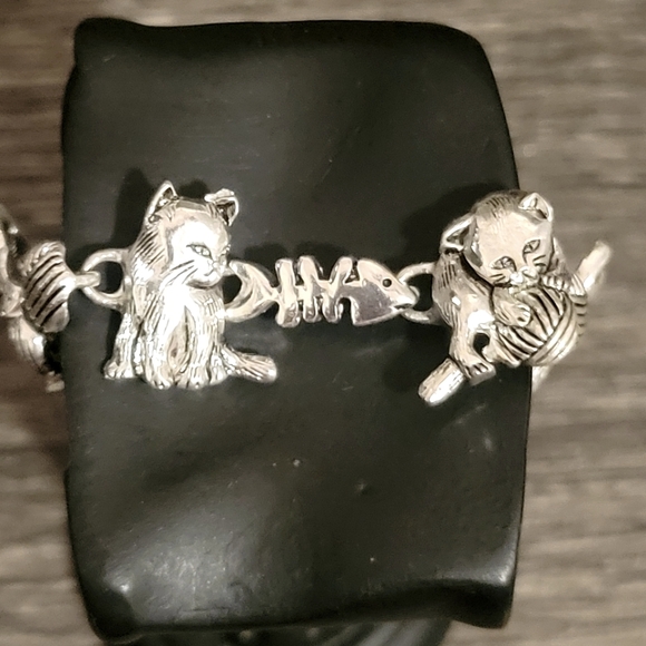 Estate Adorable Playful Cat's Bracelet - Picture 3 of 5